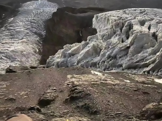 也门男子勇闯禁区，徒手攀登火山口，悲剧坠入硫磺湖